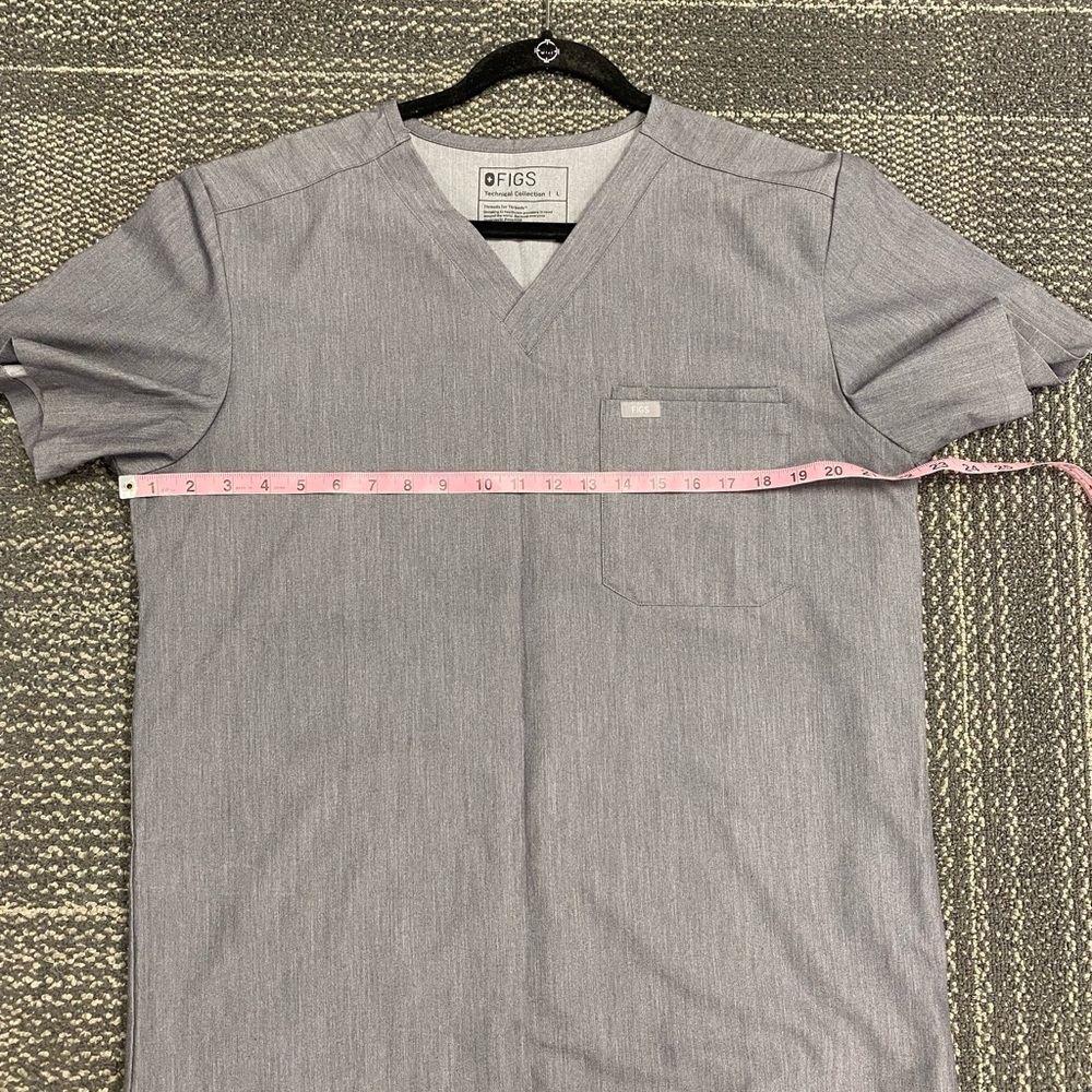 FIGS Leon™ Three-Pocket Scrub Top in Graphite Size Large - Picture 11 of 12